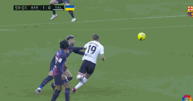 1713466026600080811.gif 阿劳霍去年红牌.gif