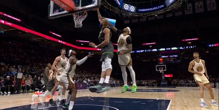 企鹅体育直播tv版 name=-翻江倒海！戈贝尔轻松揽下前场板 随后单臂暴扣打进还要加罚